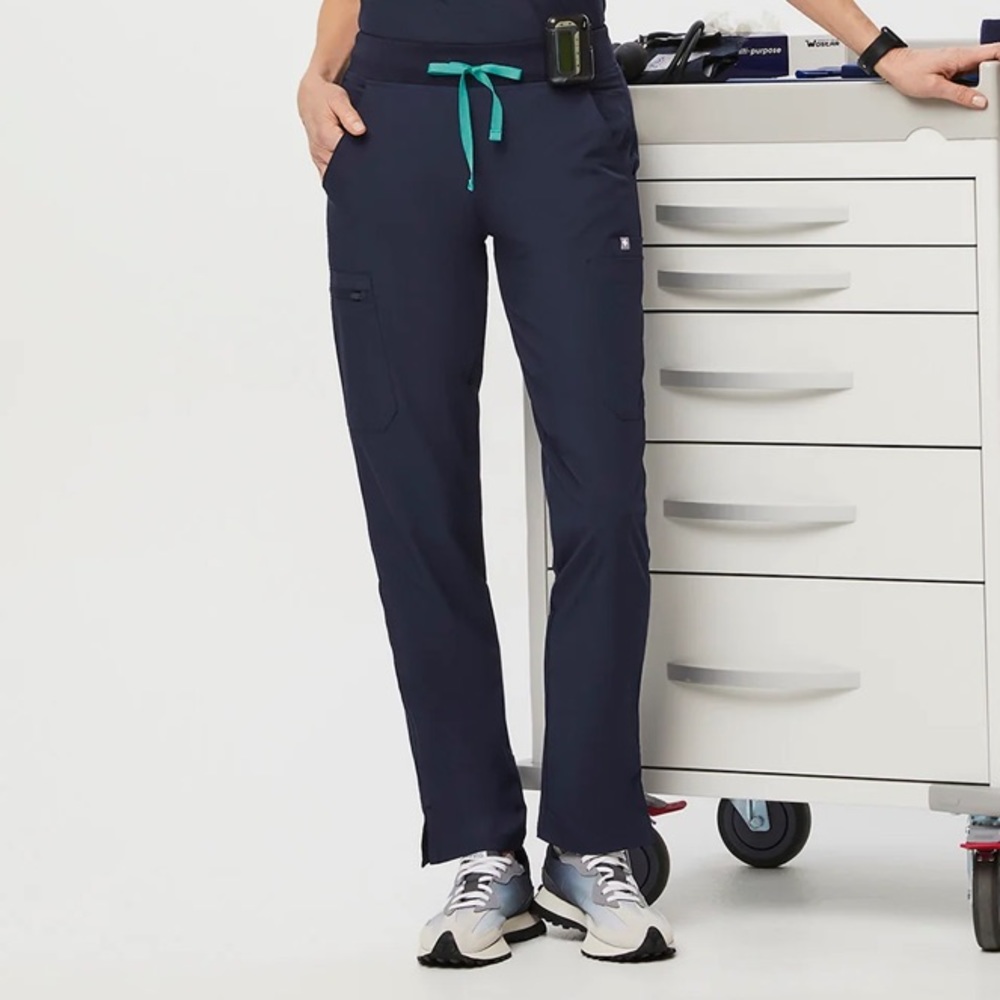 FIGS Navy
FREEx Lined
Yola- Petite
Skinny Scrub Pants
2.0  small Petite